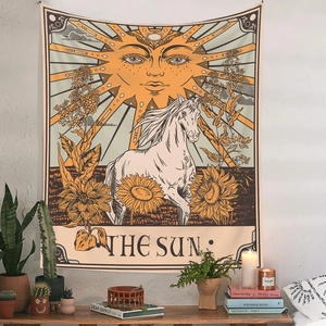Dettaglio dell'arazzo tarocchi vintage Il Sole appeso sopra piante decorative da interno
