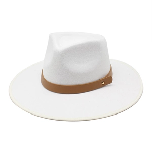 Dettaglio del cappello in feltro bianco a tesa larga con fascia in pelle marrone e bottone oro