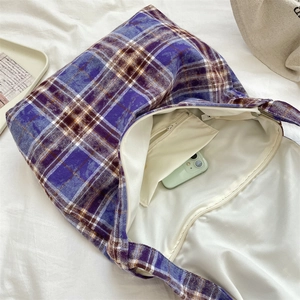 Vue intérieure d'un sac cabas en toile à carreaux violets avec poche zippée et espace