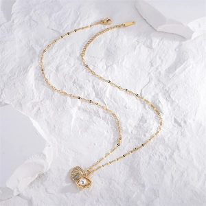 Collier pendentif coquillage doré avec perle blanche et zircons pour femme