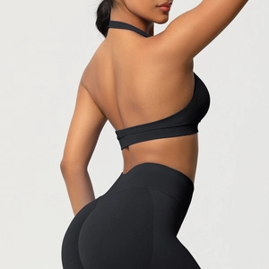 Détail du soutien-gorge de sport noir dos nu avec une coupe ouverte et un tissu sans couture