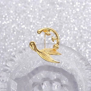 Eleganter goldener Meerjungfrau-Brosche mit Blatttextur auf Kristallhintergrund