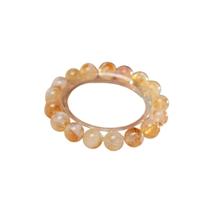 Bracelet élégant en perles de cristal jaune avec pierres naturelles sur fond blanc épuré