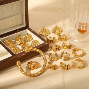 Set orecchini e anello dorati 18k geometrici con particolare trama a effetto lava