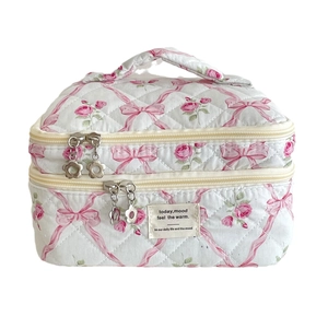 Doppelstöckige gesteppte Kosmetiktasche mit rosa Schleifenblumenmuster und Tragegriff oben
