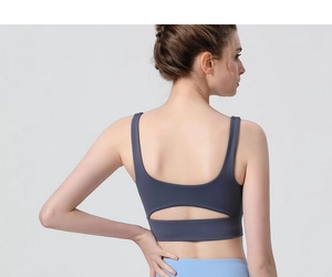 Détail du soutien-gorge de sport à fort impact avec découpe respirante au dos en bleu gris foncé