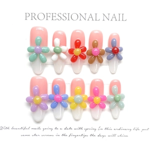 Faux ongles faits main avec fleurs colorées 3D et charmes mignons de style bonbon