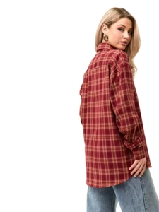 Camicia a quadri rossa da donna con vestibilità ampia e spalle scese su sfondo bianco