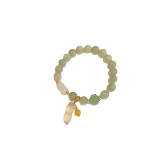 Bracciale retrò in perle di giada verde chiaro con ciondolo a forma di arachide e dettagli dorati