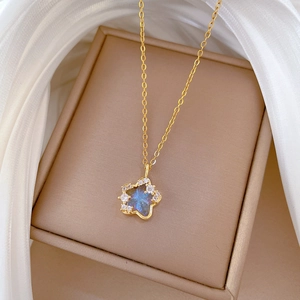 Star-shaped blue pendant necklace in gold-plated titanium steel with sparkling crystals