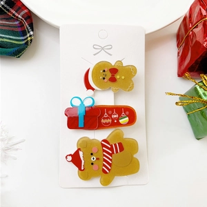 Vue détaillée de 3 barrettes de Noël en acrylique avec bonhomme en pain d'épice et ours