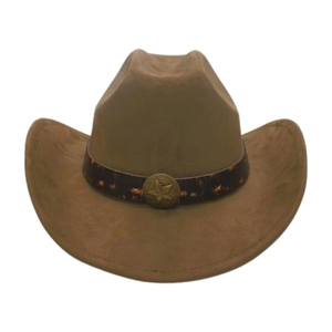 Détail d'un chapeau de cowboy en daim marron orné d'un badge en métal vintage