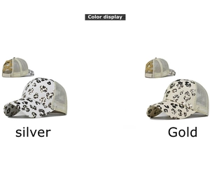 Détail de casquettes queue de cheval à motif léopard or et argent avec filet arrière