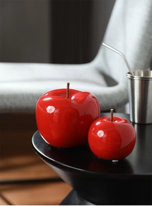 Paire de sculptures de pommes en céramique rouge brillant pour décor moderne