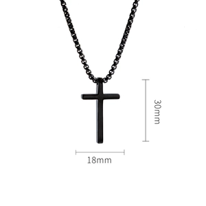 Vue détaillée d'un pendentif croix en acier inoxydable noir avec dimensions de 30 mm par 18 mm