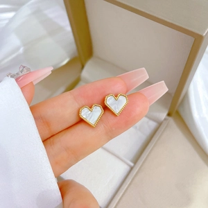 Orecchini a cuore dorati con inserto in madreperla bianca e bordo perlato
