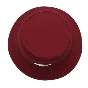 Bob rouge foncé avec broderie Brooklyn City Boy et bord surpiqué pour protection solaire