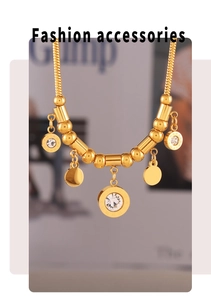 Vue macro d'un collier chaîne serpent dorée avec pendentifs en zircone et chiffres romains