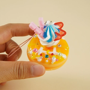 Llavero de dona realista de 4,5 cm con crema azul y dije de fresa para decoración
