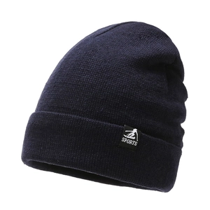 Bonnet en maille bleu marine épais avec étiquette SPORTS pour l'hiver et le sport