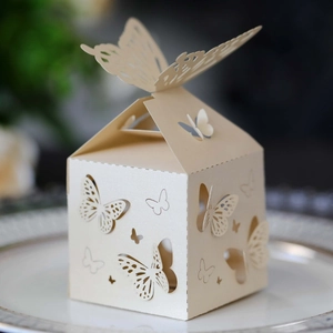Detaillierte lasergeschnittene Schmetterling-Geschenkbox aus champagnerfarbenem Perlpapier