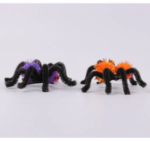 Détail de pinces à cheveux araignée d'Halloween en peluche violette et orange avec yeux