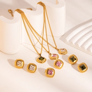 Detailansicht von Vintage-Schmucksets mit bunten quadratischen Zirkonia-Steinen