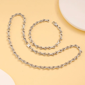Vue détaillée de l'ensemble collier et bracelet à maillons en X argentés