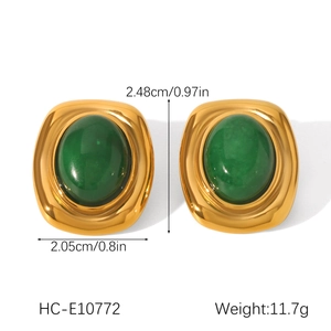 Vue détaillée des boucles d'oreilles dorées vintage avec pierre verte et dimensions