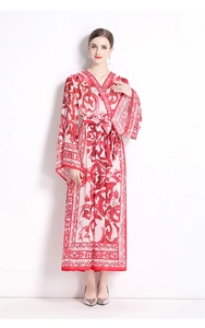 Détail de la robe longue à col en V avec motifs baroques rouges et blancs et taille nouée