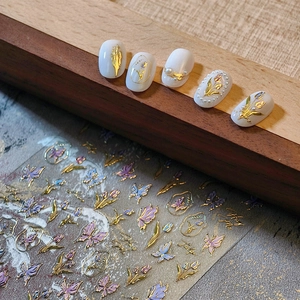 Adesivi Per Unghie Farfalla Tulipano Bronzatura Oro Rilievo Floreale Cuore Decalcomanie Manicure Ultra Sottili DIY Decorazione Donne