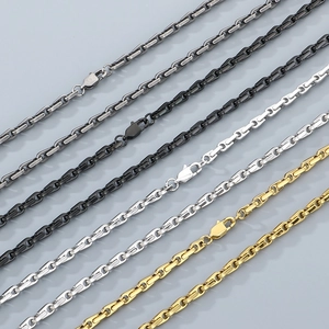 Vue détaillée des chaînes en acier inoxydable gris foncé noir argent et or avec mousqueton