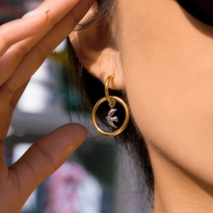 Zweifarbige 18K Edelstahl Vogel Ohrringe mit weißgold texturiertem Vogel-Anhänger