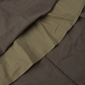 Détail du tissu en coton premium avec coutures fines et doublure bicolore marron et vert
