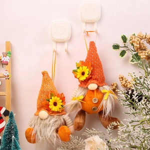 Gnomes d'automne suspendus avec chapeaux tricotés à tournesols et décorations de feuilles