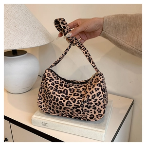 Détail du sac à bandoulière léopard avec fermeture éclair et design incurvé en nylon