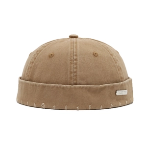 Bonnet docker rétro kaki en toile avec détails usés et logo métallique rectangulaire