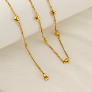 Elegante vergoldete Edelstahlkette mit kleinen polierten Herzanhängern an einer Kette