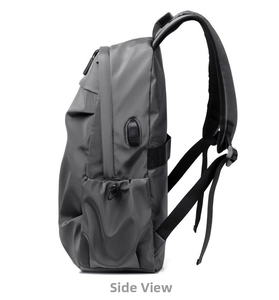 Vista laterale dello zaino grigio scuro con porta USB e tasca laterale a rete