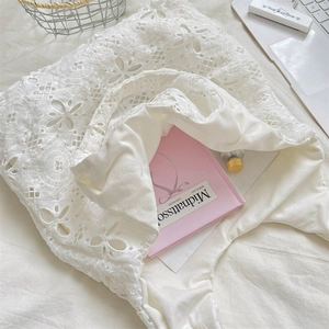 Détail de la broderie en dentelle florale blanche sur ce grand sac cabas d'été