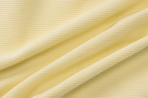 Macro della trama in maglia a coste gialla con motivi verticali e dettagli delle fibre