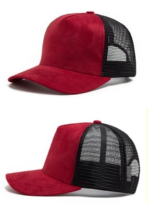 Detail der weinroten Wildlederfront und schwarzem Netzstoff dieser Trucker-Mütze