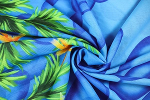 Gros plan détaillé du tissu en maille à imprimé floral tropical bleu et texture douce
