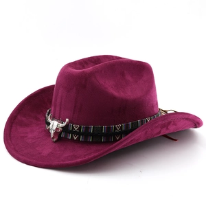 Détail d'un chapeau de cowboy en daim avec ruban ethnique et ornement de crâne de taureau