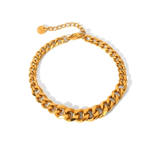 Dettaglio macro della catena cubana in acciaio inossidabile placcato oro 18k con tag S.Steel