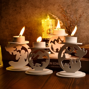 Set di quattro portacandele bianchi con design a silhouette artistica a tema bosco