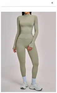 Detail des moosgrauen Yoga-Sets mit schmal geschnittenem Oberteil und hoher Leggings