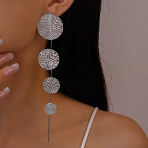 Gros plan de boucles d'oreilles argentées à cercles étagés avec texture spirale
