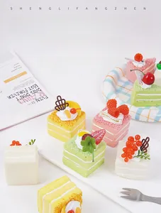 Detailaufnahme bunter Mousse-Kuchen-Modelle mit realistischen Sahne- und Fruchttexturen