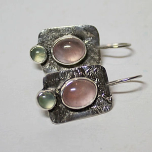 Orecchini pendenti con occhio di gatto rosa e verde e base in metallo martellato argento